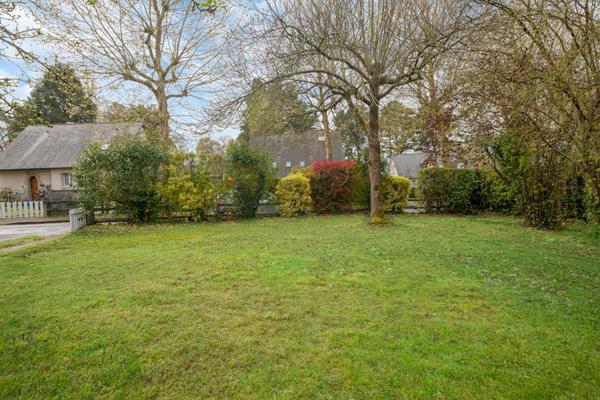 A vendre à Betton maison de 132m² habitable, 161m² au sol, 5 chambres dont 2 au rez-de-chaussée, une salle d'eau, une salle de bains, un double garage, un terrain clos de 1100m²