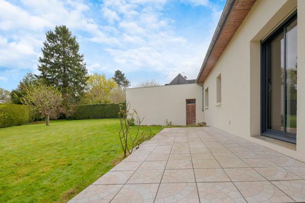 A vendre à Betton maison de 132m² habitable, 161m² au sol, 5 chambres dont 2 au rez-de-chaussée, une salle d'eau, une salle de bains, un double garage, un terrain clos de 1100m²