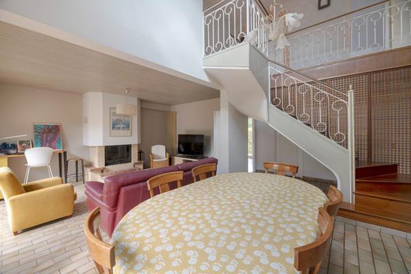 A vendre à Betton maison de 132m² habitable, 161m² au sol, 5 chambres dont 2 au rez-de-chaussée, une salle d'eau, une salle de bains, un double garage, un terrain clos de 1100m²