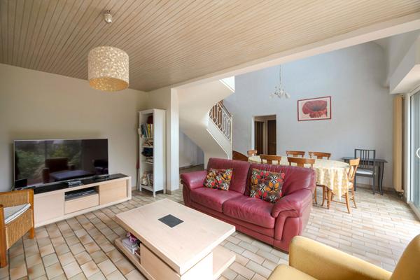 A vendre à Betton maison de 132m² habitable, 161m² au sol, 5 chambres dont 2 au rez-de-chaussée, une salle d'eau, une salle de bains, un double garage, un terrain clos de 1100m²