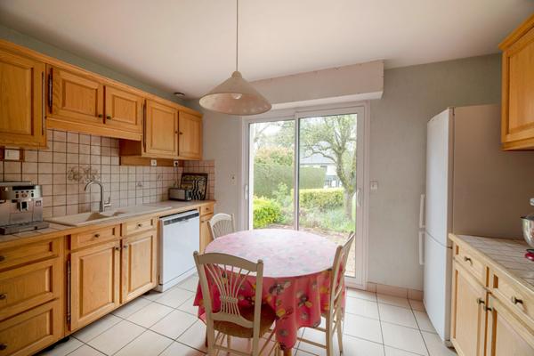 A vendre à Betton maison de 132m² habitable, 161m² au sol, 5 chambres dont 2 au rez-de-chaussée, une salle d'eau, une salle de bains, un double garage, un terrain clos de 1100m²