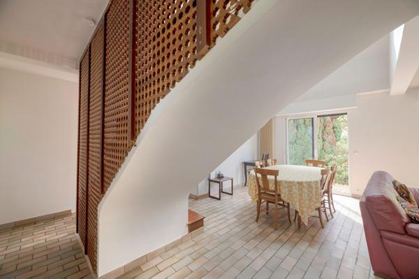 A vendre à Betton maison de 132m² habitable, 161m² au sol, 5 chambres dont 2 au rez-de-chaussée, une salle d'eau, une salle de bains, un double garage, un terrain clos de 1100m²