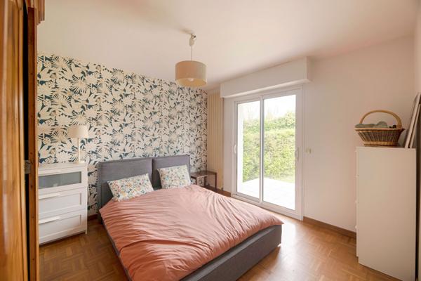 A vendre à Betton maison de 132m² habitable, 161m² au sol, 5 chambres dont 2 au rez-de-chaussée, une salle d'eau, une salle de bains, un double garage, un terrain clos de 1100m²