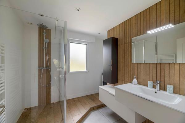 A vendre à Betton maison de 132m² habitable, 161m² au sol, 5 chambres dont 2 au rez-de-chaussée, une salle d'eau, une salle de bains, un double garage, un terrain clos de 1100m²