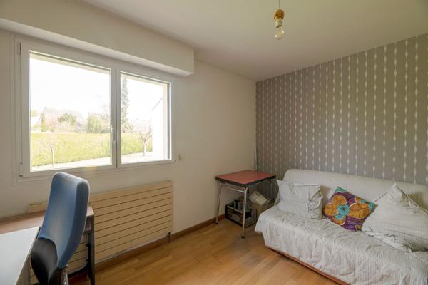 A vendre à Betton maison de 132m² habitable, 161m² au sol, 5 chambres dont 2 au rez-de-chaussée, une salle d'eau, une salle de bains, un double garage, un terrain clos de 1100m²