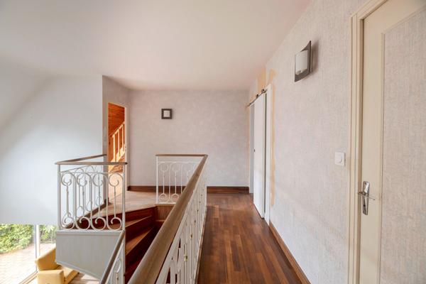 A vendre à Betton maison de 132m² habitable, 161m² au sol, 5 chambres dont 2 au rez-de-chaussée, une salle d'eau, une salle de bains, un double garage, un terrain clos de 1100m²