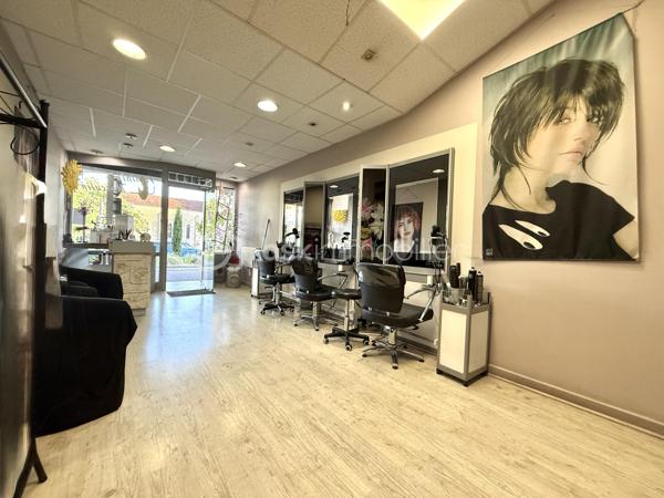 BAYARD IMMOBILIER vous présente ce salon de coiffure climatisé très bien placé dans un centre commercial (tabac, presse, sandwicherie, institut de beauté, banque…) bénéficiant d’une bonne visibilité avec stationnement aisé. 

Installé depuis plus de 12 ans et ayant développé une clientèle fidèle ce salon réputé attend son nouveau propriétaire.

Les + : CA régulier, emplacement et visibilité, belle surface de salon de 50 m² + sous-sol de 70 m² permettant de faire évoluer le salon selon vos envies, stationnement facile, pas de personnel à reprendre, pas de bail en cours, murs à céder avec place de parking au prix de 220 000 € FAI

Local composé de 3 postes de coiffure, 3 bacs, 3 postes de coloration et en sous-sol réserve, bureau, grande pièce à exploiter selon vos envies.
Installation possible autre commerce sauf restauration