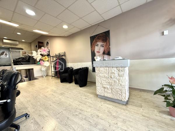 BAYARD IMMOBILIER vous présente ce salon de coiffure climatisé très bien placé dans un centre commercial (tabac, presse, sandwicherie, institut de beauté, banque…) bénéficiant d’une bonne visibilité avec stationnement aisé. 

Installé depuis plus de 12 ans et ayant développé une clientèle fidèle ce salon réputé attend son nouveau propriétaire.

Les + : CA régulier, emplacement et visibilité, belle surface de salon de 50 m² + sous-sol de 70 m² permettant de faire évoluer le salon selon vos envies, stationnement facile, pas de personnel à reprendre, pas de bail en cours, murs à céder avec place de parking au prix de 220 000 € FAI

Local composé de 3 postes de coiffure, 3 bacs, 3 postes de coloration et en sous-sol réserve, bureau, grande pièce à exploiter selon vos envies.
Installation possible autre commerce sauf restauration