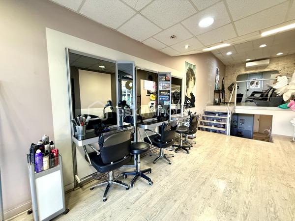 BAYARD IMMOBILIER vous présente ce salon de coiffure climatisé très bien placé dans un centre commercial (tabac, presse, sandwicherie, institut de beauté, banque…) bénéficiant d’une bonne visibilité avec stationnement aisé. 

Installé depuis plus de 12 ans et ayant développé une clientèle fidèle ce salon réputé attend son nouveau propriétaire.

Les + : CA régulier, emplacement et visibilité, belle surface de salon de 50 m² + sous-sol de 70 m² permettant de faire évoluer le salon selon vos envies, stationnement facile, pas de personnel à reprendre, pas de bail en cours, murs à céder avec place de parking au prix de 220 000 € FAI

Local composé de 3 postes de coiffure, 3 bacs, 3 postes de coloration et en sous-sol réserve, bureau, grande pièce à exploiter selon vos envies.
Installation possible autre commerce sauf restauration