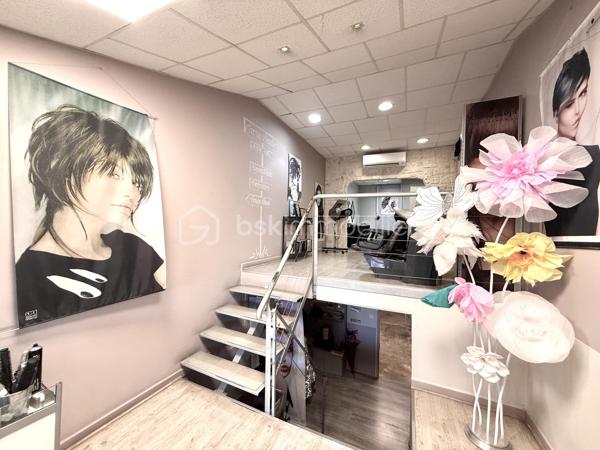 BAYARD IMMOBILIER vous présente ce salon de coiffure climatisé très bien placé dans un centre commercial (tabac, presse, sandwicherie, institut de beauté, banque…) bénéficiant d’une bonne visibilité avec stationnement aisé. 

Installé depuis plus de 12 ans et ayant développé une clientèle fidèle ce salon réputé attend son nouveau propriétaire.

Les + : CA régulier, emplacement et visibilité, belle surface de salon de 50 m² + sous-sol de 70 m² permettant de faire évoluer le salon selon vos envies, stationnement facile, pas de personnel à reprendre, pas de bail en cours, murs à céder avec place de parking au prix de 220 000 € FAI

Local composé de 3 postes de coiffure, 3 bacs, 3 postes de coloration et en sous-sol réserve, bureau, grande pièce à exploiter selon vos envies.
Installation possible autre commerce sauf restauration
