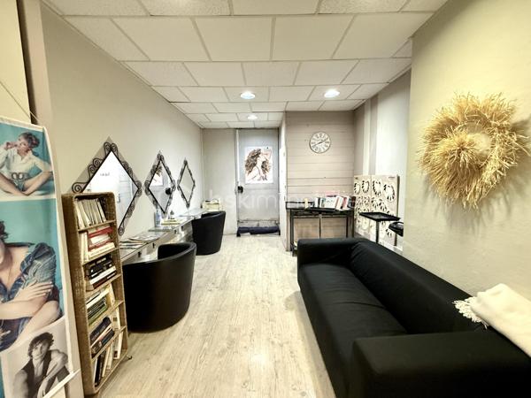 BAYARD IMMOBILIER vous présente ce salon de coiffure climatisé très bien placé dans un centre commercial (tabac, presse, sandwicherie, institut de beauté, banque…) bénéficiant d’une bonne visibilité avec stationnement aisé. 

Installé depuis plus de 12 ans et ayant développé une clientèle fidèle ce salon réputé attend son nouveau propriétaire.

Les + : CA régulier, emplacement et visibilité, belle surface de salon de 50 m² + sous-sol de 70 m² permettant de faire évoluer le salon selon vos envies, stationnement facile, pas de personnel à reprendre, pas de bail en cours, murs à céder avec place de parking au prix de 220 000 € FAI

Local composé de 3 postes de coiffure, 3 bacs, 3 postes de coloration et en sous-sol réserve, bureau, grande pièce à exploiter selon vos envies.
Installation possible autre commerce sauf restauration