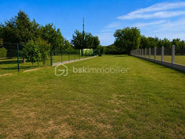 Terrain à bâtir de 530 m² – Gare SNCF d’Épernon à 1,6 km

À découvrir, beau terrain à bâtir de 530 m², situé à seulement 1,6 km de la gare SNCF d’Épernon, soit environ 15 minutes à pied, un véritable atout pour un projet de résidence principale.
Ce terrain est plat, clos sur trois côtés et entièrement constructible. Il bénéficie d’une belle façade d’environ 11 mètres et d’une longueur d’environ 50 mètres, permettant d’envisager un projet de maison individuelle adapté et bien pensé.
Situé en zone UAb2, il offre une réelle capacité de construction avec une emprise au sol maximale de 60 %, soit environ 310 m² d’emprise au sol possible selon projet et autorisations d’urbanisme. Plusieurs types de constructions peuvent être étudiés : maison de plain-pied, maison en R+1 ou maison en R+1 avec combles.
Les règles d’urbanisme permettent également une belle souplesse architecturale, avec une hauteur maximale de 10 mètres au faîtage pour une toiture traditionnelle et 6 mètres à l’acrotère pour une toiture terrasse. Le terrain n’est pas situé en secteur Bâtiments de France, ce qui facilite la conception du futur projet. Viabilisation sur rue TAE.
Une belle opportunité pour réaliser une maison sur mesure, dans un secteur recherché, avec une gare accessible à pied.

Pour plus d’informations ou pour organiser une visite, contactez-moi afin d’étudier ensemble votre projet de construction.