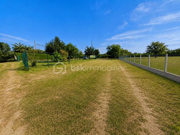 Terrain à bâtir de 530 m² – Gare SNCF d’Épernon à 1,6 km

À découvrir, beau terrain à bâtir de 530 m², situé à seulement 1,6 km de la gare SNCF d’Épernon, soit environ 15 minutes à pied, un véritable atout pour un projet de résidence principale.
Ce terrain est plat, clos sur trois côtés et entièrement constructible. Il bénéficie d’une belle façade d’environ 11 mètres et d’une longueur d’environ 50 mètres, permettant d’envisager un projet de maison individuelle adapté et bien pensé.
Situé en zone UAb2, il offre une réelle capacité de construction avec une emprise au sol maximale de 60 %, soit environ 310 m² d’emprise au sol possible selon projet et autorisations d’urbanisme. Plusieurs types de constructions peuvent être étudiés : maison de plain-pied, maison en R+1 ou maison en R+1 avec combles.
Les règles d’urbanisme permettent également une belle souplesse architecturale, avec une hauteur maximale de 10 mètres au faîtage pour une toiture traditionnelle et 6 mètres à l’acrotère pour une toiture terrasse. Le terrain n’est pas situé en secteur Bâtiments de France, ce qui facilite la conception du futur projet. Viabilisation sur rue TAE.
Une belle opportunité pour réaliser une maison sur mesure, dans un secteur recherché, avec une gare accessible à pied.

Pour plus d’informations ou pour organiser une visite, contactez-moi afin d’étudier ensemble votre projet de construction.