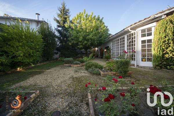 Maison traditionnelle 9 pièces de 220 m² à Villeneuve-de-Marsan (40190)