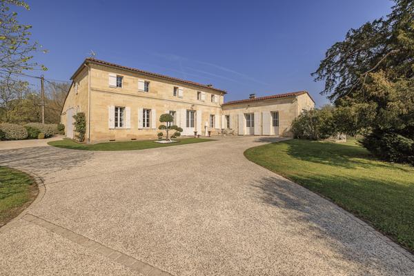 Maison
         8 pièces
        - 252 m² Bien prestige