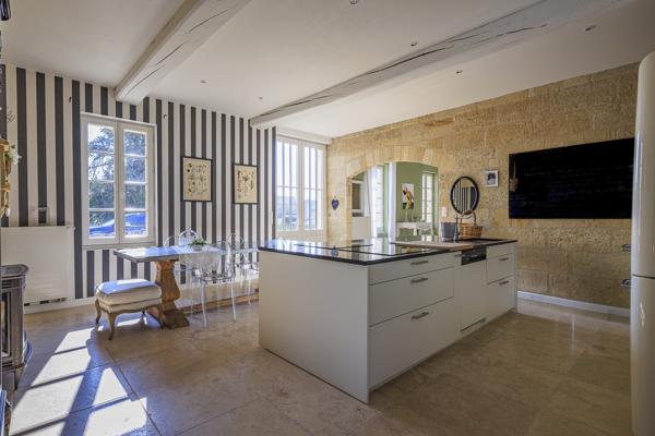Maison
         8 pièces
        - 252 m² Bien prestige