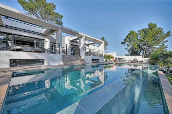 30. GARD. NIMES. Propriété contemporaine d'exception de 400 m² à Nîmes, nichée sur 1 hectare de garrigue et d'essences méditerranéennes