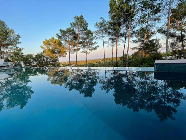 30. GARD. NIMES. Propriété contemporaine d'exception de 400 m² à Nîmes, nichée sur 1 hectare de garrigue et d'essences méditerranéennes