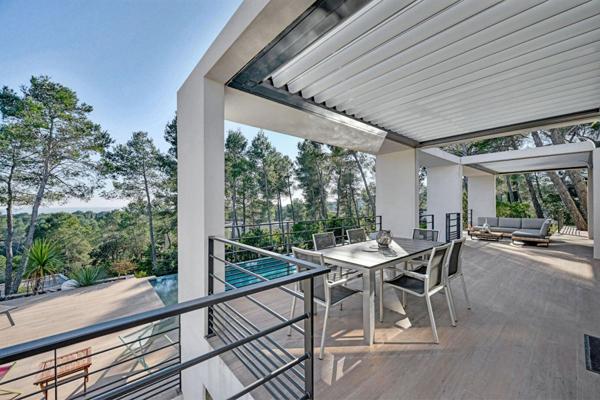 30. GARD. NIMES. Propriété contemporaine d'exception de 400 m² à Nîmes, nichée sur 1 hectare de garrigue et d'essences méditerranéennes