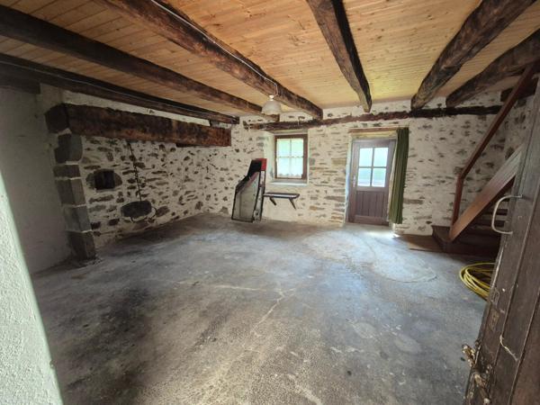 MAISON EN PIERRE AVEC DEPENDANCES A 10mn d' AURILLAC