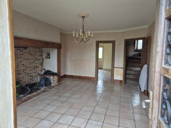 MAISON EN PIERRE AVEC DEPENDANCES A 10mn d' AURILLAC