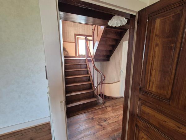 MAISON EN PIERRE AVEC DEPENDANCES A 10mn d' AURILLAC