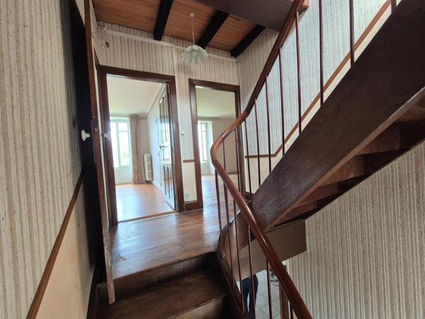 MAISON EN PIERRE AVEC DEPENDANCES A 10mn d' AURILLAC