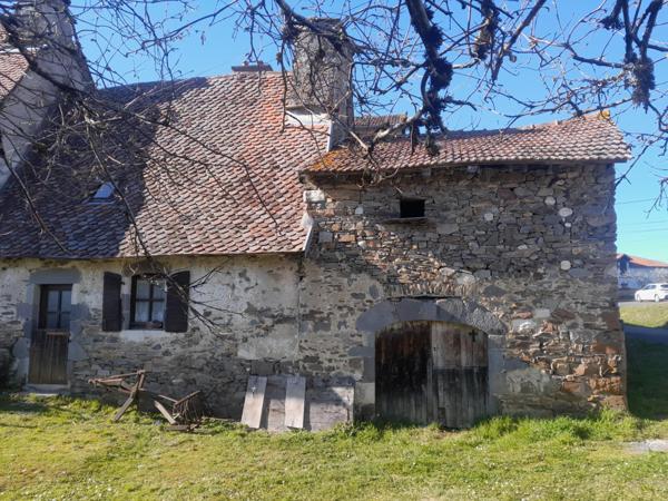 MAISON EN PIERRE AVEC DEPENDANCES A 10mn d' AURILLAC