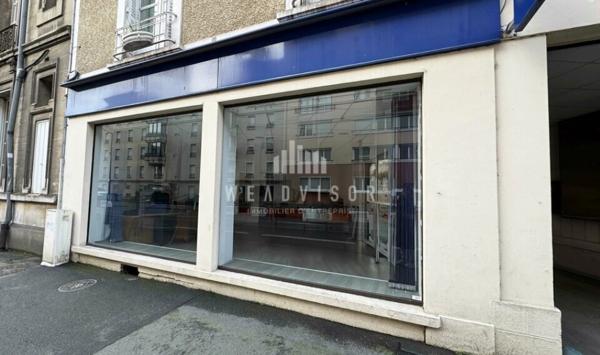 A LOUER : LOCAL COMMERCIAL DE 60,39 M² AVEC 5 STATIONNEMENTS PRIVATIFS