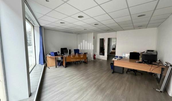 A LOUER : LOCAL COMMERCIAL DE 60,39 M² AVEC 5 STATIONNEMENTS PRIVATIFS