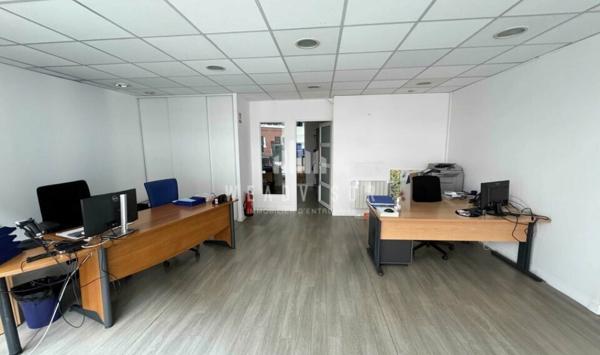 A LOUER : LOCAL COMMERCIAL DE 60,39 M² AVEC 5 STATIONNEMENTS PRIVATIFS