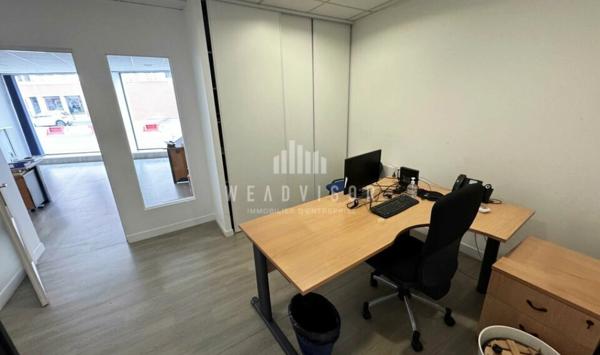 A LOUER : LOCAL COMMERCIAL DE 60,39 M² AVEC 5 STATIONNEMENTS PRIVATIFS