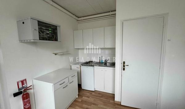 A LOUER : LOCAL COMMERCIAL DE 60,39 M² AVEC 5 STATIONNEMENTS PRIVATIFS
