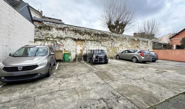 A LOUER : LOCAL COMMERCIAL DE 60,39 M² AVEC 5 STATIONNEMENTS PRIVATIFS