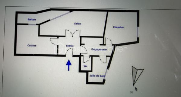 À seulement quelques minutes à pied des remparts d’Avignon ( porte saint Michel), découvrez ce T2 de 51,30 m² loi Carrez offrant un fort potentiel, idéal aussi bien pour une résidence principale que pour un investissement locatif ou saisonnier.

Situé dans une résidence calme et sans vis-à-vis, cet appartement bénéficie d’un emplacement recherché permettant de tout faire à pied : commerces, grande distribution, boulangeries, épiceries, transports en commun (bus et tramway) ainsi que le célèbre Festival d’Avignon.

L’appartement se compose :

d’une agréable pièce de vie lumineuse orientée sud/est côté salle à manger et loggia,
d’une cuisine indépendante,
d’une chambre exposée nord, idéale pour conserver la fraîcheur,
d’une loggia donnant sur le jardin privatif de la résidence,
d’un couloir avec placard mural.

Ce bien dispose également de prestations rares et très recherchées :

un garage fermé de 12,50 m²,
une vaste cave d’environ 40 m² reliée à l’eau et à l’électricité, parfaite pour créer une buanderie avec lave-linge et sèche-linge ou un espace de stockage conséquent,
une dépendance de 3,60 m² en rez-de-chaussée pouvant servir de garde-manger, local de rangement ou espace de stockage particulièrement pratique dans le cadre d’une activité de location saisonnière (linge, draps, accessoires…).

L’appartement nécessite des travaux de remise au goût du jour, notamment la cuisine et la salle de bains, ainsi que quelques améliorations telles que le remplacement des portes coulissantes du placard du couloir. Une belle opportunité de personnaliser ce bien selon vos envies tout en valorisant son excellent potentiel.

Autre atout appréciable : stationnement facile dans la rue en complément du garage fermé.

Les + du bien :

Emplacement recherché proche des remparts
Calme et sans vis-à-vis
Garage fermé
Cave exceptionnelle avec eau et électricité
Dépendance indépendante
Idéal investissement locatif ou résidence principale
Tout accessible à pied

Une opportunité rare sur Avignon à visiter sans tarder !
Visite sur dossier validé uniquement – Étude bancaire exigée - (inter cabinet bienvenu).

Certaines photos de cette annonce ont été retouchées à l’aide de l’intelligence artificielle afin d’améliorer leur qualité visuelle et de permettre aux futurs acquéreurs de se projeter, notamment avec des simulations de cuisine et de salle d’eau rénovées.