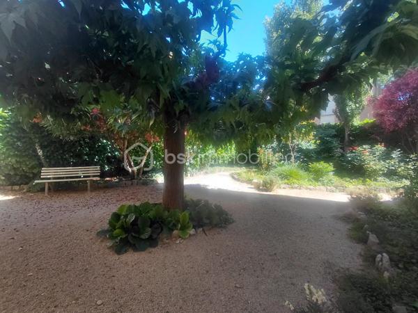 À seulement quelques minutes à pied des remparts d’Avignon ( porte saint Michel), découvrez ce T2 de 51,30 m² loi Carrez offrant un fort potentiel, idéal aussi bien pour une résidence principale que pour un investissement locatif ou saisonnier.

Situé dans une résidence calme et sans vis-à-vis, cet appartement bénéficie d’un emplacement recherché permettant de tout faire à pied : commerces, grande distribution, boulangeries, épiceries, transports en commun (bus et tramway) ainsi que le célèbre Festival d’Avignon.

L’appartement se compose :

d’une agréable pièce de vie lumineuse orientée sud/est côté salle à manger et loggia,
d’une cuisine indépendante,
d’une chambre exposée nord, idéale pour conserver la fraîcheur,
d’une loggia donnant sur le jardin privatif de la résidence,
d’un couloir avec placard mural.

Ce bien dispose également de prestations rares et très recherchées :

un garage fermé de 12,50 m²,
une vaste cave d’environ 40 m² reliée à l’eau et à l’électricité, parfaite pour créer une buanderie avec lave-linge et sèche-linge ou un espace de stockage conséquent,
une dépendance de 3,60 m² en rez-de-chaussée pouvant servir de garde-manger, local de rangement ou espace de stockage particulièrement pratique dans le cadre d’une activité de location saisonnière (linge, draps, accessoires…).

L’appartement nécessite des travaux de remise au goût du jour, notamment la cuisine et la salle de bains, ainsi que quelques améliorations telles que le remplacement des portes coulissantes du placard du couloir. Une belle opportunité de personnaliser ce bien selon vos envies tout en valorisant son excellent potentiel.

Autre atout appréciable : stationnement facile dans la rue en complément du garage fermé.

Les + du bien :

Emplacement recherché proche des remparts
Calme et sans vis-à-vis
Garage fermé
Cave exceptionnelle avec eau et électricité
Dépendance indépendante
Idéal investissement locatif ou résidence principale
Tout accessible à pied

Une opportunité rare sur Avignon à visiter sans tarder !
Visite sur dossier validé uniquement – Étude bancaire exigée - (inter cabinet bienvenu).

Certaines photos de cette annonce ont été retouchées à l’aide de l’intelligence artificielle afin d’améliorer leur qualité visuelle et de permettre aux futurs acquéreurs de se projeter, notamment avec des simulations de cuisine et de salle d’eau rénovées.