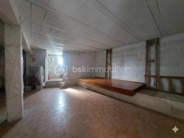 À seulement quelques minutes à pied des remparts d’Avignon ( porte saint Michel), découvrez ce T2 de 51,30 m² loi Carrez offrant un fort potentiel, idéal aussi bien pour une résidence principale que pour un investissement locatif ou saisonnier.

Situé dans une résidence calme et sans vis-à-vis, cet appartement bénéficie d’un emplacement recherché permettant de tout faire à pied : commerces, grande distribution, boulangeries, épiceries, transports en commun (bus et tramway) ainsi que le célèbre Festival d’Avignon.

L’appartement se compose :

d’une agréable pièce de vie lumineuse orientée sud/est côté salle à manger et loggia,
d’une cuisine indépendante,
d’une chambre exposée nord, idéale pour conserver la fraîcheur,
d’une loggia donnant sur le jardin privatif de la résidence,
d’un couloir avec placard mural.

Ce bien dispose également de prestations rares et très recherchées :

un garage fermé de 12,50 m²,
une vaste cave d’environ 40 m² reliée à l’eau et à l’électricité, parfaite pour créer une buanderie avec lave-linge et sèche-linge ou un espace de stockage conséquent,
une dépendance de 3,60 m² en rez-de-chaussée pouvant servir de garde-manger, local de rangement ou espace de stockage particulièrement pratique dans le cadre d’une activité de location saisonnière (linge, draps, accessoires…).

L’appartement nécessite des travaux de remise au goût du jour, notamment la cuisine et la salle de bains, ainsi que quelques améliorations telles que le remplacement des portes coulissantes du placard du couloir. Une belle opportunité de personnaliser ce bien selon vos envies tout en valorisant son excellent potentiel.

Autre atout appréciable : stationnement facile dans la rue en complément du garage fermé.

Les + du bien :

Emplacement recherché proche des remparts
Calme et sans vis-à-vis
Garage fermé
Cave exceptionnelle avec eau et électricité
Dépendance indépendante
Idéal investissement locatif ou résidence principale
Tout accessible à pied

Une opportunité rare sur Avignon à visiter sans tarder !
Visite sur dossier validé uniquement – Étude bancaire exigée - (inter cabinet bienvenu).

Certaines photos de cette annonce ont été retouchées à l’aide de l’intelligence artificielle afin d’améliorer leur qualité visuelle et de permettre aux futurs acquéreurs de se projeter, notamment avec des simulations de cuisine et de salle d’eau rénovées.