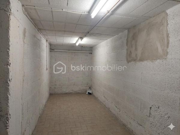 À seulement quelques minutes à pied des remparts d’Avignon ( porte saint Michel), découvrez ce T2 de 51,30 m² loi Carrez offrant un fort potentiel, idéal aussi bien pour une résidence principale que pour un investissement locatif ou saisonnier.

Situé dans une résidence calme et sans vis-à-vis, cet appartement bénéficie d’un emplacement recherché permettant de tout faire à pied : commerces, grande distribution, boulangeries, épiceries, transports en commun (bus et tramway) ainsi que le célèbre Festival d’Avignon.

L’appartement se compose :

d’une agréable pièce de vie lumineuse orientée sud/est côté salle à manger et loggia,
d’une cuisine indépendante,
d’une chambre exposée nord, idéale pour conserver la fraîcheur,
d’une loggia donnant sur le jardin privatif de la résidence,
d’un couloir avec placard mural.

Ce bien dispose également de prestations rares et très recherchées :

un garage fermé de 12,50 m²,
une vaste cave d’environ 40 m² reliée à l’eau et à l’électricité, parfaite pour créer une buanderie avec lave-linge et sèche-linge ou un espace de stockage conséquent,
une dépendance de 3,60 m² en rez-de-chaussée pouvant servir de garde-manger, local de rangement ou espace de stockage particulièrement pratique dans le cadre d’une activité de location saisonnière (linge, draps, accessoires…).

L’appartement nécessite des travaux de remise au goût du jour, notamment la cuisine et la salle de bains, ainsi que quelques améliorations telles que le remplacement des portes coulissantes du placard du couloir. Une belle opportunité de personnaliser ce bien selon vos envies tout en valorisant son excellent potentiel.

Autre atout appréciable : stationnement facile dans la rue en complément du garage fermé.

Les + du bien :

Emplacement recherché proche des remparts
Calme et sans vis-à-vis
Garage fermé
Cave exceptionnelle avec eau et électricité
Dépendance indépendante
Idéal investissement locatif ou résidence principale
Tout accessible à pied

Une opportunité rare sur Avignon à visiter sans tarder !
Visite sur dossier validé uniquement – Étude bancaire exigée - (inter cabinet bienvenu).

Certaines photos de cette annonce ont été retouchées à l’aide de l’intelligence artificielle afin d’améliorer leur qualité visuelle et de permettre aux futurs acquéreurs de se projeter, notamment avec des simulations de cuisine et de salle d’eau rénovées.