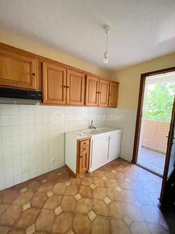 À seulement quelques minutes à pied des remparts d’Avignon ( porte saint Michel), découvrez ce T2 de 51,30 m² loi Carrez offrant un fort potentiel, idéal aussi bien pour une résidence principale que pour un investissement locatif ou saisonnier.

Situé dans une résidence calme et sans vis-à-vis, cet appartement bénéficie d’un emplacement recherché permettant de tout faire à pied : commerces, grande distribution, boulangeries, épiceries, transports en commun (bus et tramway) ainsi que le célèbre Festival d’Avignon.

L’appartement se compose :

d’une agréable pièce de vie lumineuse orientée sud/est côté salle à manger et loggia,
d’une cuisine indépendante,
d’une chambre exposée nord, idéale pour conserver la fraîcheur,
d’une loggia donnant sur le jardin privatif de la résidence,
d’un couloir avec placard mural.

Ce bien dispose également de prestations rares et très recherchées :

un garage fermé de 12,50 m²,
une vaste cave d’environ 40 m² reliée à l’eau et à l’électricité, parfaite pour créer une buanderie avec lave-linge et sèche-linge ou un espace de stockage conséquent,
une dépendance de 3,60 m² en rez-de-chaussée pouvant servir de garde-manger, local de rangement ou espace de stockage particulièrement pratique dans le cadre d’une activité de location saisonnière (linge, draps, accessoires…).

L’appartement nécessite des travaux de remise au goût du jour, notamment la cuisine et la salle de bains, ainsi que quelques améliorations telles que le remplacement des portes coulissantes du placard du couloir. Une belle opportunité de personnaliser ce bien selon vos envies tout en valorisant son excellent potentiel.

Autre atout appréciable : stationnement facile dans la rue en complément du garage fermé.

Les + du bien :

Emplacement recherché proche des remparts
Calme et sans vis-à-vis
Garage fermé
Cave exceptionnelle avec eau et électricité
Dépendance indépendante
Idéal investissement locatif ou résidence principale
Tout accessible à pied

Une opportunité rare sur Avignon à visiter sans tarder !
Visite sur dossier validé uniquement – Étude bancaire exigée - (inter cabinet bienvenu).

Certaines photos de cette annonce ont été retouchées à l’aide de l’intelligence artificielle afin d’améliorer leur qualité visuelle et de permettre aux futurs acquéreurs de se projeter, notamment avec des simulations de cuisine et de salle d’eau rénovées.
