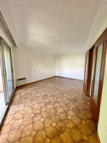 À seulement quelques minutes à pied des remparts d’Avignon ( porte saint Michel), découvrez ce T2 de 51,30 m² loi Carrez offrant un fort potentiel, idéal aussi bien pour une résidence principale que pour un investissement locatif ou saisonnier.

Situé dans une résidence calme et sans vis-à-vis, cet appartement bénéficie d’un emplacement recherché permettant de tout faire à pied : commerces, grande distribution, boulangeries, épiceries, transports en commun (bus et tramway) ainsi que le célèbre Festival d’Avignon.

L’appartement se compose :

d’une agréable pièce de vie lumineuse orientée sud/est côté salle à manger et loggia,
d’une cuisine indépendante,
d’une chambre exposée nord, idéale pour conserver la fraîcheur,
d’une loggia donnant sur le jardin privatif de la résidence,
d’un couloir avec placard mural.

Ce bien dispose également de prestations rares et très recherchées :

un garage fermé de 12,50 m²,
une vaste cave d’environ 40 m² reliée à l’eau et à l’électricité, parfaite pour créer une buanderie avec lave-linge et sèche-linge ou un espace de stockage conséquent,
une dépendance de 3,60 m² en rez-de-chaussée pouvant servir de garde-manger, local de rangement ou espace de stockage particulièrement pratique dans le cadre d’une activité de location saisonnière (linge, draps, accessoires…).

L’appartement nécessite des travaux de remise au goût du jour, notamment la cuisine et la salle de bains, ainsi que quelques améliorations telles que le remplacement des portes coulissantes du placard du couloir. Une belle opportunité de personnaliser ce bien selon vos envies tout en valorisant son excellent potentiel.

Autre atout appréciable : stationnement facile dans la rue en complément du garage fermé.

Les + du bien :

Emplacement recherché proche des remparts
Calme et sans vis-à-vis
Garage fermé
Cave exceptionnelle avec eau et électricité
Dépendance indépendante
Idéal investissement locatif ou résidence principale
Tout accessible à pied

Une opportunité rare sur Avignon à visiter sans tarder !
Visite sur dossier validé uniquement – Étude bancaire exigée - (inter cabinet bienvenu).

Certaines photos de cette annonce ont été retouchées à l’aide de l’intelligence artificielle afin d’améliorer leur qualité visuelle et de permettre aux futurs acquéreurs de se projeter, notamment avec des simulations de cuisine et de salle d’eau rénovées.