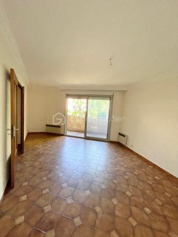 À seulement quelques minutes à pied des remparts d’Avignon ( porte saint Michel), découvrez ce T2 de 51,30 m² loi Carrez offrant un fort potentiel, idéal aussi bien pour une résidence principale que pour un investissement locatif ou saisonnier.

Situé dans une résidence calme et sans vis-à-vis, cet appartement bénéficie d’un emplacement recherché permettant de tout faire à pied : commerces, grande distribution, boulangeries, épiceries, transports en commun (bus et tramway) ainsi que le célèbre Festival d’Avignon.

L’appartement se compose :

d’une agréable pièce de vie lumineuse orientée sud/est côté salle à manger et loggia,
d’une cuisine indépendante,
d’une chambre exposée nord, idéale pour conserver la fraîcheur,
d’une loggia donnant sur le jardin privatif de la résidence,
d’un couloir avec placard mural.

Ce bien dispose également de prestations rares et très recherchées :

un garage fermé de 12,50 m²,
une vaste cave d’environ 40 m² reliée à l’eau et à l’électricité, parfaite pour créer une buanderie avec lave-linge et sèche-linge ou un espace de stockage conséquent,
une dépendance de 3,60 m² en rez-de-chaussée pouvant servir de garde-manger, local de rangement ou espace de stockage particulièrement pratique dans le cadre d’une activité de location saisonnière (linge, draps, accessoires…).

L’appartement nécessite des travaux de remise au goût du jour, notamment la cuisine et la salle de bains, ainsi que quelques améliorations telles que le remplacement des portes coulissantes du placard du couloir. Une belle opportunité de personnaliser ce bien selon vos envies tout en valorisant son excellent potentiel.

Autre atout appréciable : stationnement facile dans la rue en complément du garage fermé.

Les + du bien :

Emplacement recherché proche des remparts
Calme et sans vis-à-vis
Garage fermé
Cave exceptionnelle avec eau et électricité
Dépendance indépendante
Idéal investissement locatif ou résidence principale
Tout accessible à pied

Une opportunité rare sur Avignon à visiter sans tarder !
Visite sur dossier validé uniquement – Étude bancaire exigée - (inter cabinet bienvenu).

Certaines photos de cette annonce ont été retouchées à l’aide de l’intelligence artificielle afin d’améliorer leur qualité visuelle et de permettre aux futurs acquéreurs de se projeter, notamment avec des simulations de cuisine et de salle d’eau rénovées.