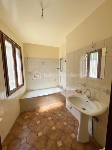 À seulement quelques minutes à pied des remparts d’Avignon ( porte saint Michel), découvrez ce T2 de 51,30 m² loi Carrez offrant un fort potentiel, idéal aussi bien pour une résidence principale que pour un investissement locatif ou saisonnier.

Situé dans une résidence calme et sans vis-à-vis, cet appartement bénéficie d’un emplacement recherché permettant de tout faire à pied : commerces, grande distribution, boulangeries, épiceries, transports en commun (bus et tramway) ainsi que le célèbre Festival d’Avignon.

L’appartement se compose :

d’une agréable pièce de vie lumineuse orientée sud/est côté salle à manger et loggia,
d’une cuisine indépendante,
d’une chambre exposée nord, idéale pour conserver la fraîcheur,
d’une loggia donnant sur le jardin privatif de la résidence,
d’un couloir avec placard mural.

Ce bien dispose également de prestations rares et très recherchées :

un garage fermé de 12,50 m²,
une vaste cave d’environ 40 m² reliée à l’eau et à l’électricité, parfaite pour créer une buanderie avec lave-linge et sèche-linge ou un espace de stockage conséquent,
une dépendance de 3,60 m² en rez-de-chaussée pouvant servir de garde-manger, local de rangement ou espace de stockage particulièrement pratique dans le cadre d’une activité de location saisonnière (linge, draps, accessoires…).

L’appartement nécessite des travaux de remise au goût du jour, notamment la cuisine et la salle de bains, ainsi que quelques améliorations telles que le remplacement des portes coulissantes du placard du couloir. Une belle opportunité de personnaliser ce bien selon vos envies tout en valorisant son excellent potentiel.

Autre atout appréciable : stationnement facile dans la rue en complément du garage fermé.

Les + du bien :

Emplacement recherché proche des remparts
Calme et sans vis-à-vis
Garage fermé
Cave exceptionnelle avec eau et électricité
Dépendance indépendante
Idéal investissement locatif ou résidence principale
Tout accessible à pied

Une opportunité rare sur Avignon à visiter sans tarder !
Visite sur dossier validé uniquement – Étude bancaire exigée - (inter cabinet bienvenu).

Certaines photos de cette annonce ont été retouchées à l’aide de l’intelligence artificielle afin d’améliorer leur qualité visuelle et de permettre aux futurs acquéreurs de se projeter, notamment avec des simulations de cuisine et de salle d’eau rénovées.
