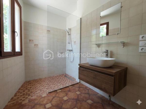 À seulement quelques minutes à pied des remparts d’Avignon ( porte saint Michel), découvrez ce T2 de 51,30 m² loi Carrez offrant un fort potentiel, idéal aussi bien pour une résidence principale que pour un investissement locatif ou saisonnier.

Situé dans une résidence calme et sans vis-à-vis, cet appartement bénéficie d’un emplacement recherché permettant de tout faire à pied : commerces, grande distribution, boulangeries, épiceries, transports en commun (bus et tramway) ainsi que le célèbre Festival d’Avignon.

L’appartement se compose :

d’une agréable pièce de vie lumineuse orientée sud/est côté salle à manger et loggia,
d’une cuisine indépendante,
d’une chambre exposée nord, idéale pour conserver la fraîcheur,
d’une loggia donnant sur le jardin privatif de la résidence,
d’un couloir avec placard mural.

Ce bien dispose également de prestations rares et très recherchées :

un garage fermé de 12,50 m²,
une vaste cave d’environ 40 m² reliée à l’eau et à l’électricité, parfaite pour créer une buanderie avec lave-linge et sèche-linge ou un espace de stockage conséquent,
une dépendance de 3,60 m² en rez-de-chaussée pouvant servir de garde-manger, local de rangement ou espace de stockage particulièrement pratique dans le cadre d’une activité de location saisonnière (linge, draps, accessoires…).

L’appartement nécessite des travaux de remise au goût du jour, notamment la cuisine et la salle de bains, ainsi que quelques améliorations telles que le remplacement des portes coulissantes du placard du couloir. Une belle opportunité de personnaliser ce bien selon vos envies tout en valorisant son excellent potentiel.

Autre atout appréciable : stationnement facile dans la rue en complément du garage fermé.

Les + du bien :

Emplacement recherché proche des remparts
Calme et sans vis-à-vis
Garage fermé
Cave exceptionnelle avec eau et électricité
Dépendance indépendante
Idéal investissement locatif ou résidence principale
Tout accessible à pied

Une opportunité rare sur Avignon à visiter sans tarder !
Visite sur dossier validé uniquement – Étude bancaire exigée - (inter cabinet bienvenu).

Certaines photos de cette annonce ont été retouchées à l’aide de l’intelligence artificielle afin d’améliorer leur qualité visuelle et de permettre aux futurs acquéreurs de se projeter, notamment avec des simulations de cuisine et de salle d’eau rénovées.