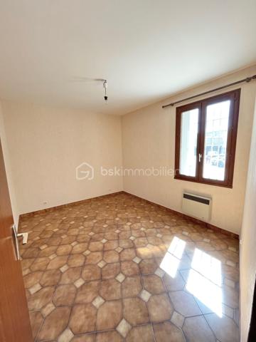À seulement quelques minutes à pied des remparts d’Avignon ( porte saint Michel), découvrez ce T2 de 51,30 m² loi Carrez offrant un fort potentiel, idéal aussi bien pour une résidence principale que pour un investissement locatif ou saisonnier.

Situé dans une résidence calme et sans vis-à-vis, cet appartement bénéficie d’un emplacement recherché permettant de tout faire à pied : commerces, grande distribution, boulangeries, épiceries, transports en commun (bus et tramway) ainsi que le célèbre Festival d’Avignon.

L’appartement se compose :

d’une agréable pièce de vie lumineuse orientée sud/est côté salle à manger et loggia,
d’une cuisine indépendante,
d’une chambre exposée nord, idéale pour conserver la fraîcheur,
d’une loggia donnant sur le jardin privatif de la résidence,
d’un couloir avec placard mural.

Ce bien dispose également de prestations rares et très recherchées :

un garage fermé de 12,50 m²,
une vaste cave d’environ 40 m² reliée à l’eau et à l’électricité, parfaite pour créer une buanderie avec lave-linge et sèche-linge ou un espace de stockage conséquent,
une dépendance de 3,60 m² en rez-de-chaussée pouvant servir de garde-manger, local de rangement ou espace de stockage particulièrement pratique dans le cadre d’une activité de location saisonnière (linge, draps, accessoires…).

L’appartement nécessite des travaux de remise au goût du jour, notamment la cuisine et la salle de bains, ainsi que quelques améliorations telles que le remplacement des portes coulissantes du placard du couloir. Une belle opportunité de personnaliser ce bien selon vos envies tout en valorisant son excellent potentiel.

Autre atout appréciable : stationnement facile dans la rue en complément du garage fermé.

Les + du bien :

Emplacement recherché proche des remparts
Calme et sans vis-à-vis
Garage fermé
Cave exceptionnelle avec eau et électricité
Dépendance indépendante
Idéal investissement locatif ou résidence principale
Tout accessible à pied

Une opportunité rare sur Avignon à visiter sans tarder !
Visite sur dossier validé uniquement – Étude bancaire exigée - (inter cabinet bienvenu).

Certaines photos de cette annonce ont été retouchées à l’aide de l’intelligence artificielle afin d’améliorer leur qualité visuelle et de permettre aux futurs acquéreurs de se projeter, notamment avec des simulations de cuisine et de salle d’eau rénovées.