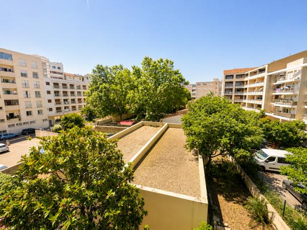 Appartement
         3 pièces
        - 84 m² Exclusivité 165 000 € *