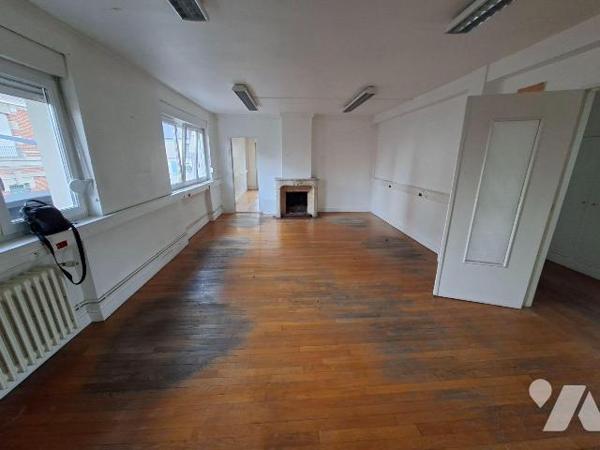 MAUBEUGE CENTRE VILLE PLACE DE LA CONCORDE, local professionnel de 147 m2 situé au premier étag...