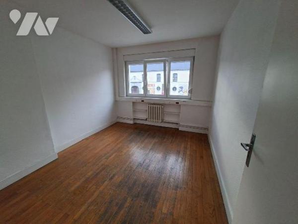 MAUBEUGE CENTRE VILLE PLACE DE LA CONCORDE, local professionnel de 147 m2 situé au premier étag...