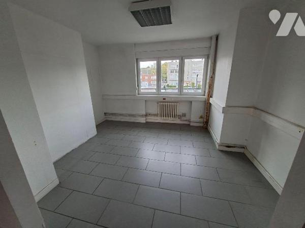 MAUBEUGE CENTRE VILLE PLACE DE LA CONCORDE, local professionnel de 147 m2 situé au premier étag...