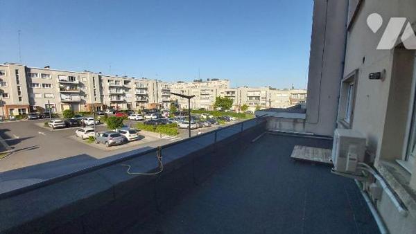 MAUBEUGE CENTRE VILLE PLACE DE LA CONCORDE, local professionnel de 147 m2 situé au premier étag...