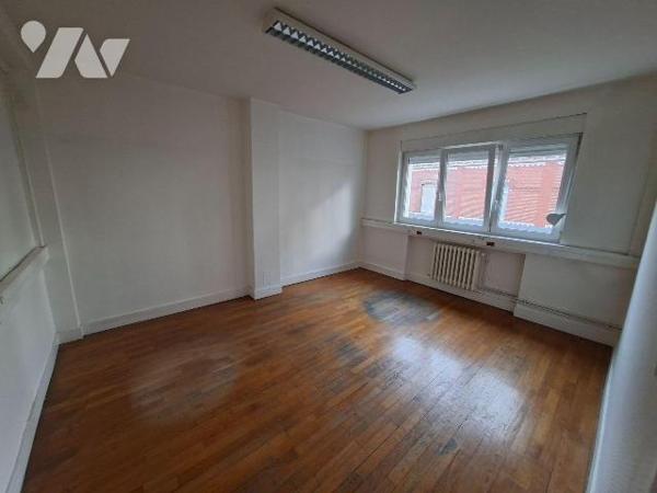 MAUBEUGE CENTRE VILLE PLACE DE LA CONCORDE, local professionnel de 147 m2 situé au premier étag...